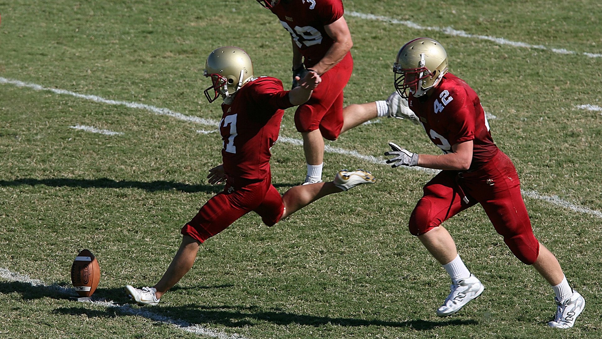中国足球球员场上视野覆盖模型建立，足球运动员在一瞬间把握球场上对方球员的布局漏洞