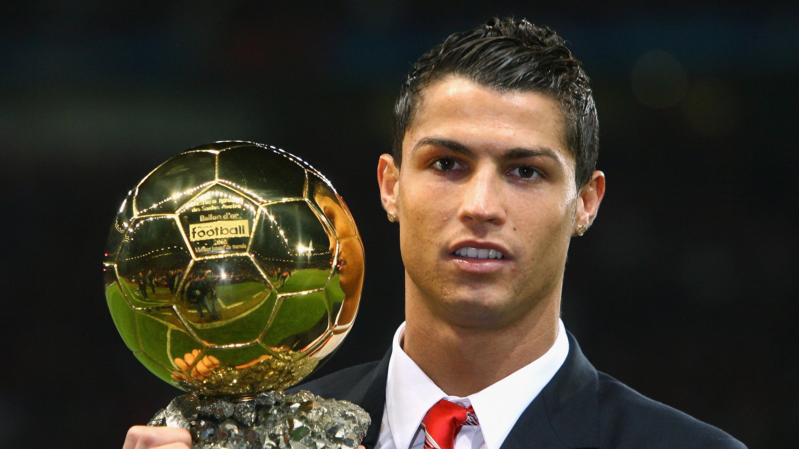 中国足球球员场上视野覆盖模型建立，足球运动员在一瞬间把握球场上对方球员的布局漏洞